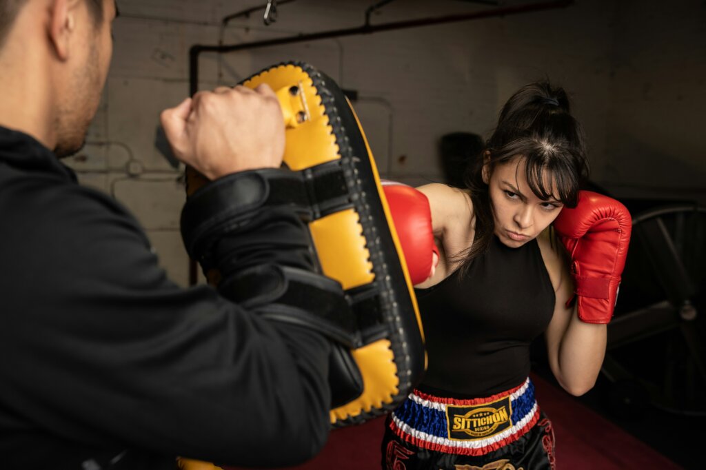 Een vrouw die oefent met kickboksen.